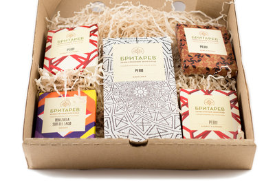 Подарочный набор шоколада «Бритарев» в упаковке (плитка 90 г и 4 плитки по 30 г)